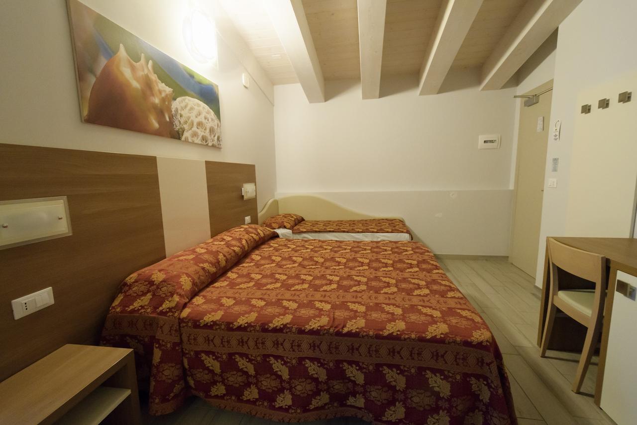 Mondial Hotel Червия Екстериор снимка